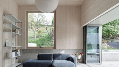 Innenansicht Wohnbereich Haus Radanitsch mit Blick in den Garten