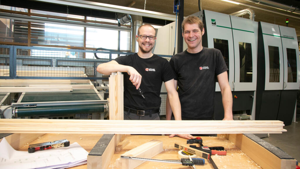 Böhler Fenster Mitarbeitende in der Werkstatt 16-9