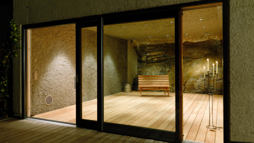 abendliche Außenansicht mit Blick nach innen Haus EG