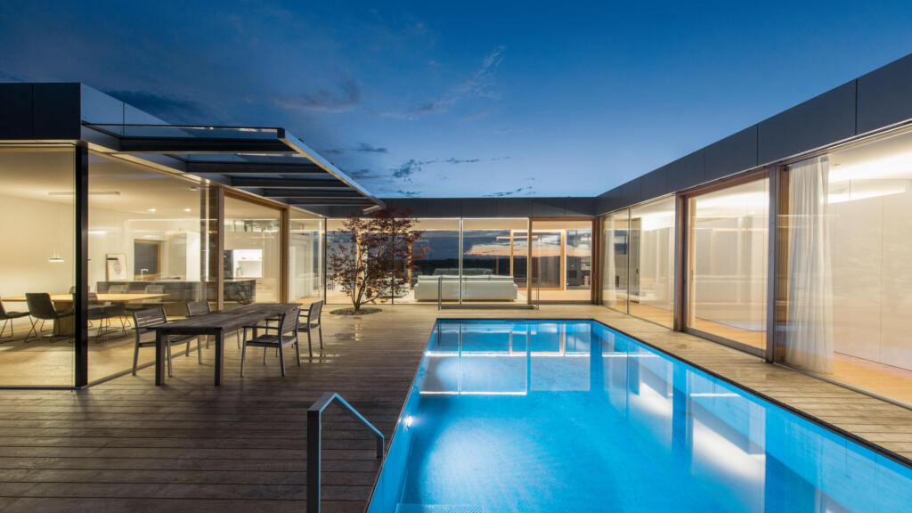abendliche Außenansicht Courtyard House mit Blick auf den Pool