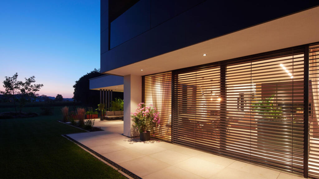 Abendliche Außenansicht eines Fensters mit Raffstores – Böhler Fenster