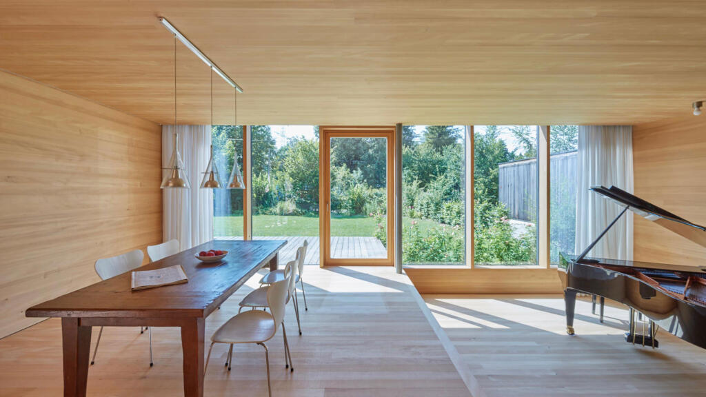 Innenansicht Wohnbereich Haus S München mit Blick in den Garten