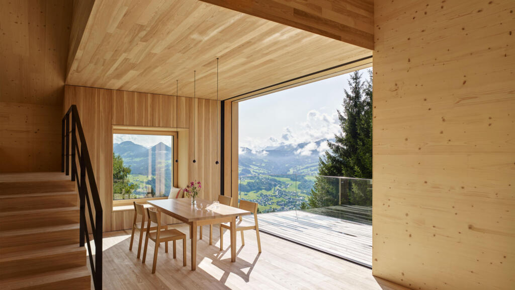 Innenansicht Wohnbereich Ferienhaus Egg mit Blick auf die Terrasse
