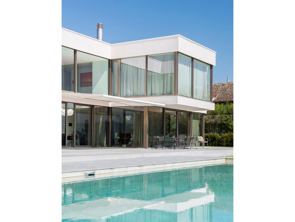 Außenansicht Haus Stäfa mit Pool