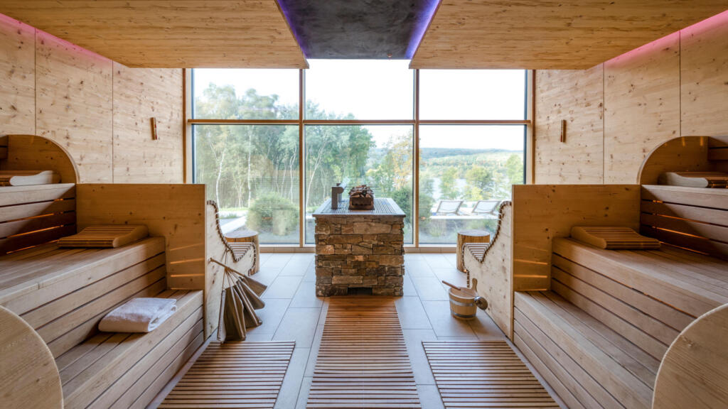 Innenansicht Sauna Seezeit Lodge Saunadorf mit Blick nach außen