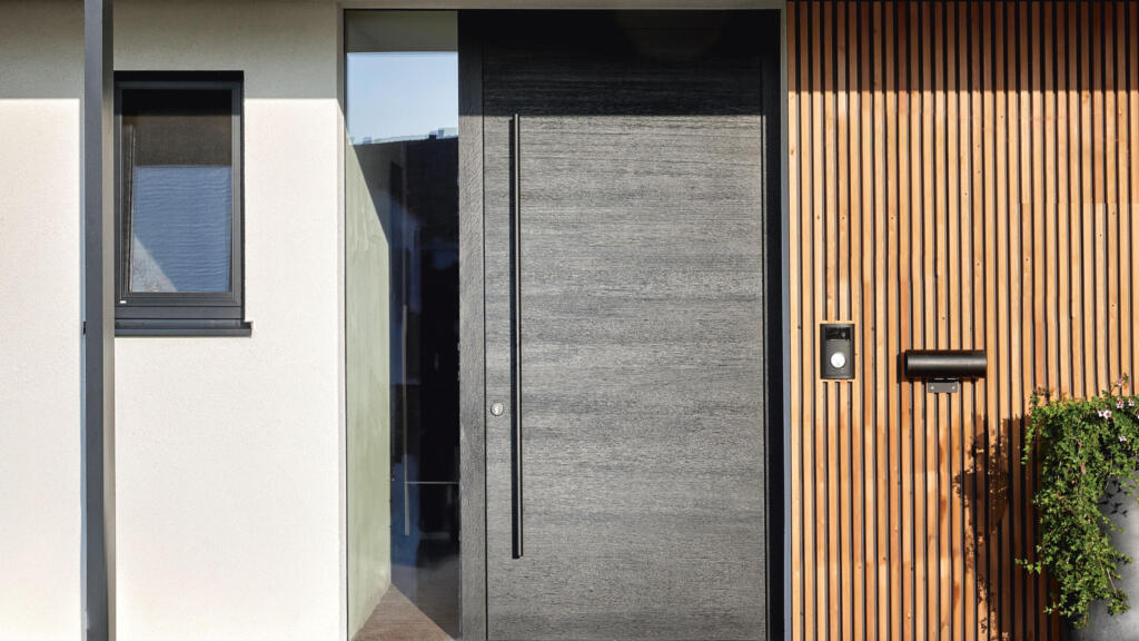 Nahaufnahme dunkle Holz-Haustüre von außen – Böhler Fenster