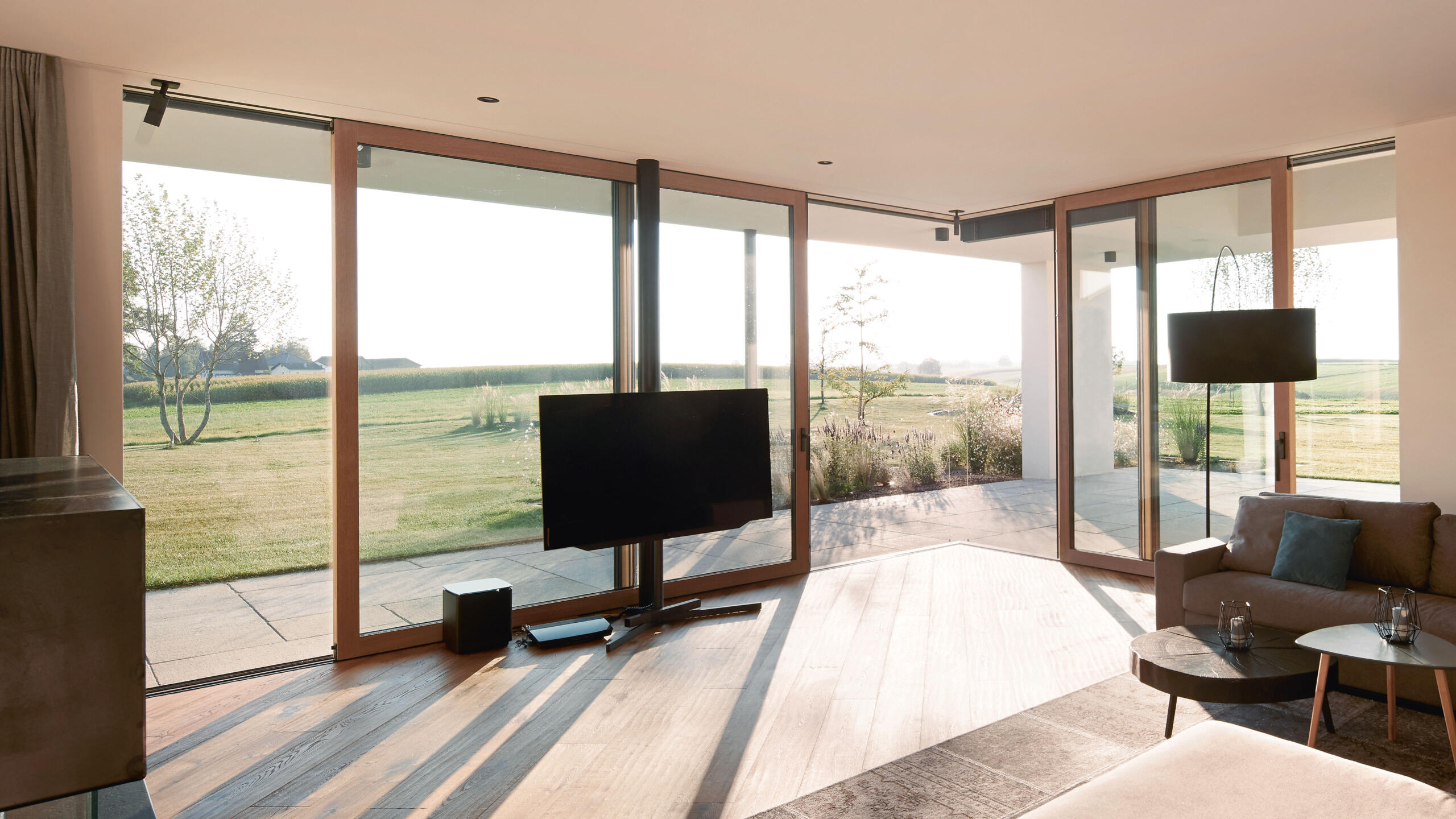 Hebeschiebetür – Blick aus dem Wohnzimmer auf Terrasse – Böhler Fenster