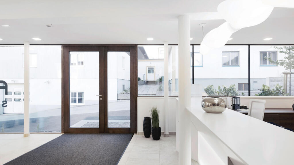 Eingangsbereich Büro mit Blick auf Haustüre – Böhler Fenster