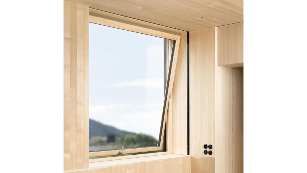Schwingfenster leicht geöffnet – Böhler Fenster